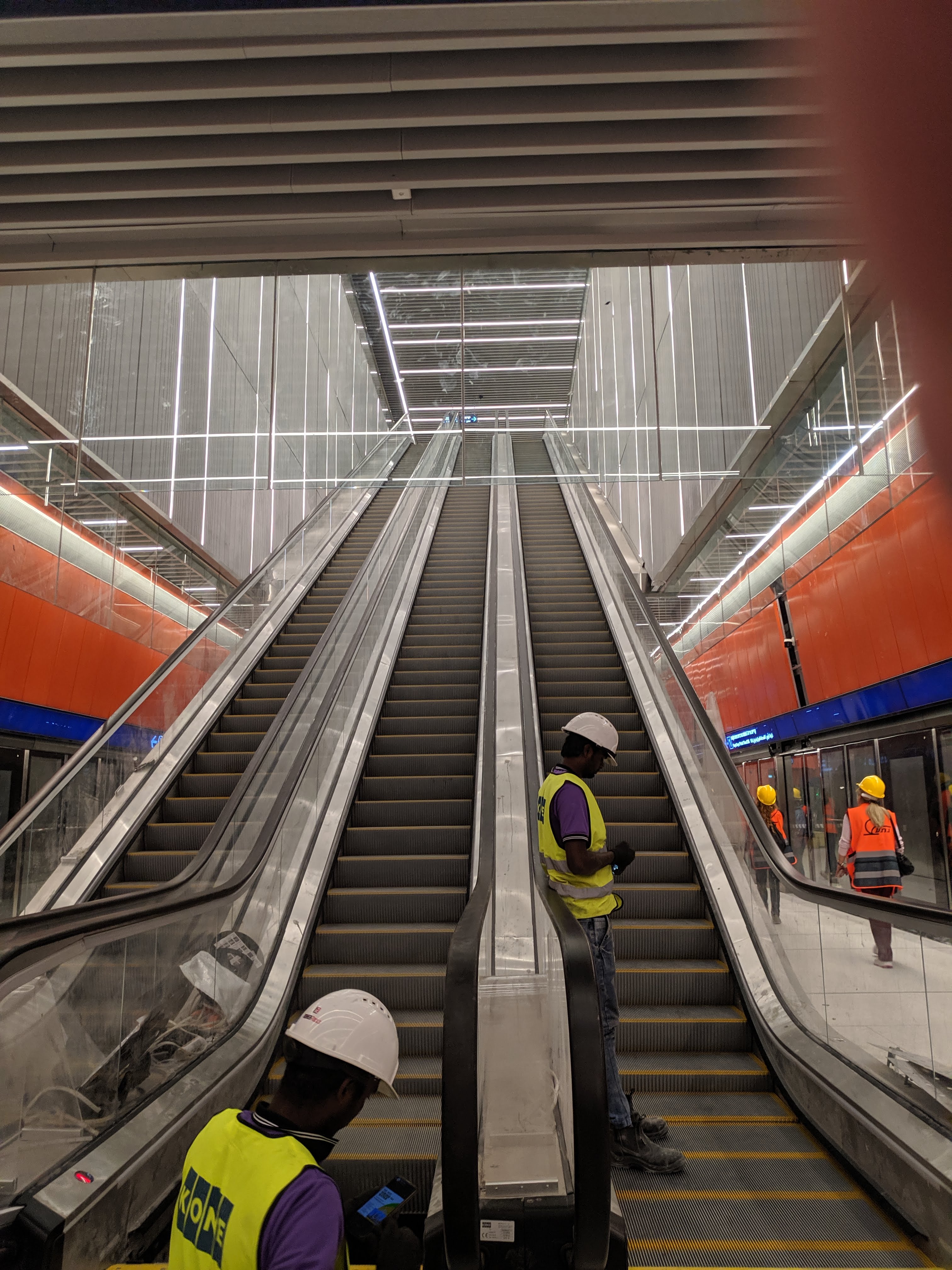 עלייה מקומת הרציפים לקומת הכרטוס בתחנת אלנבי - הקו האדום, ת"א